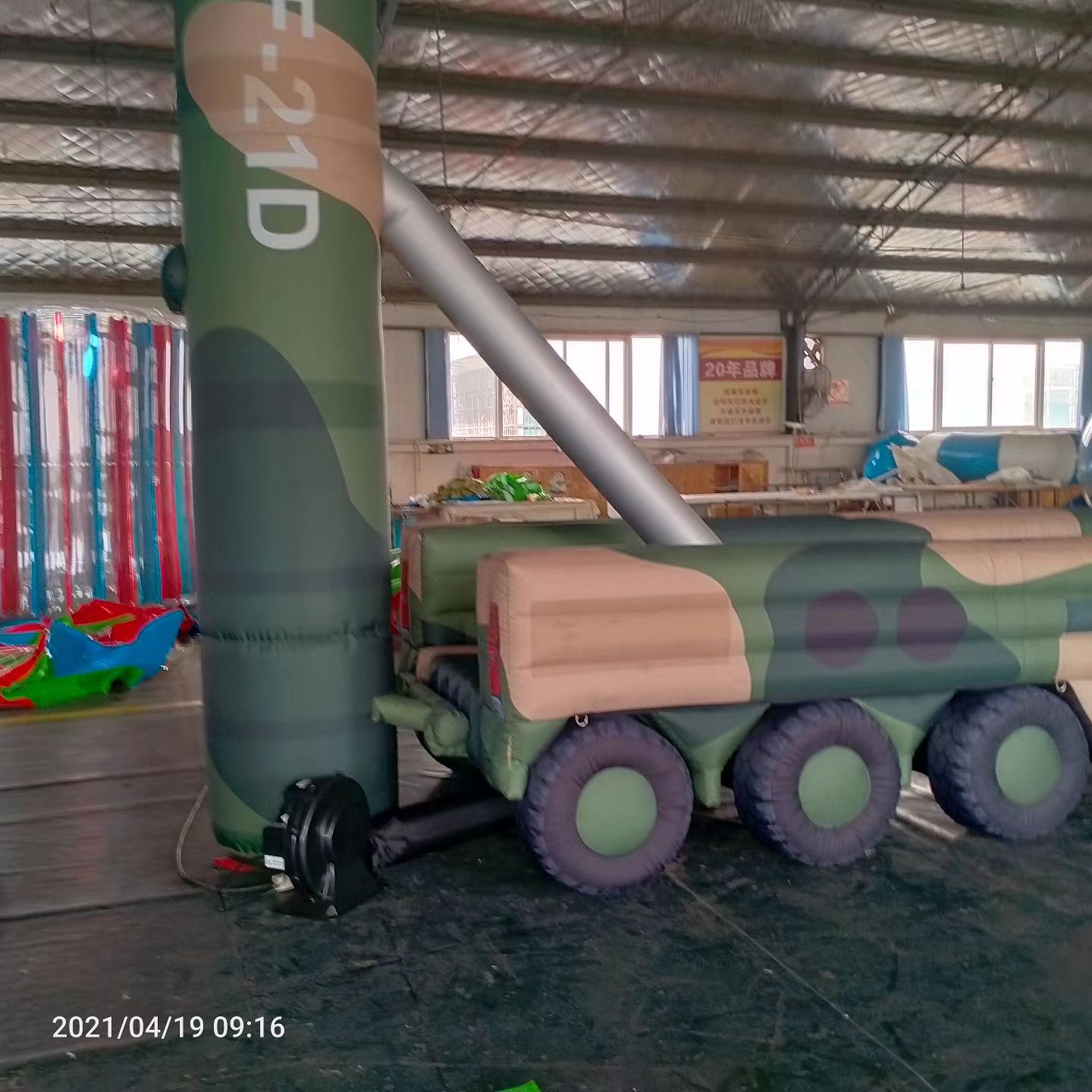 霸州军事演习中的充气目标车辆：模拟发射车雷达车坦克飞机